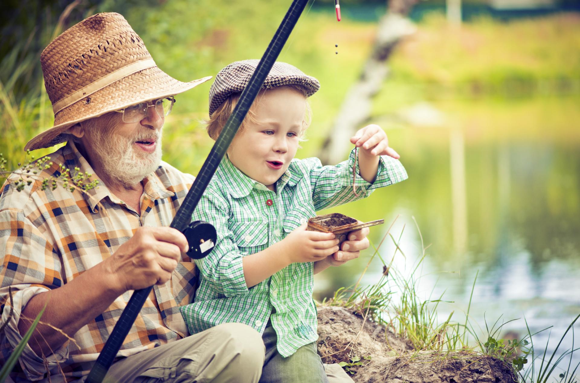 Сын ловит рыбу. Дед и внук рыбачат. Дед с внуком на рыбалке. Ltleirfcdyerjvyfhs,fkrt. Мальчик с дедушкой на рыбалке.