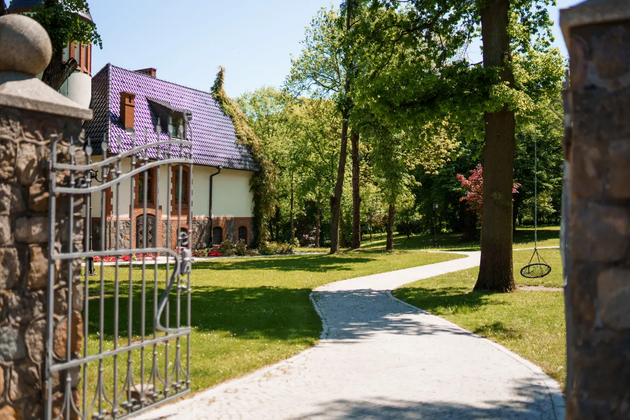 Palac Poledno widok budynku z zewnatrz